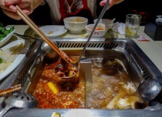 Заказали 4000 клиентов: подростки помочились в суп популярной сети ресторанов