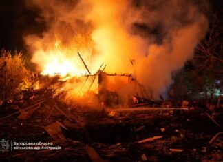 ВС РФ атаковали Запорожье ФАБами: разрушены дома, вспыхнул пожар (фото)
