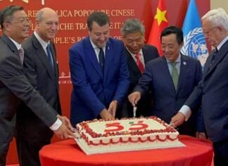 «Вы только говорите о войне»: в Италии разгорелся скандал из-за рукопожатия вице-премьера с послом РФ