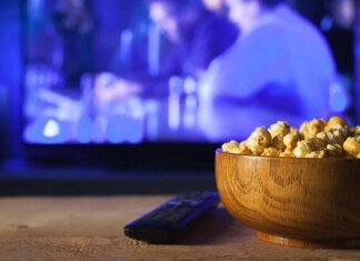 Добірка фільмів для довгих жовтневих вечорів: від романтики до драми