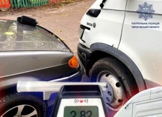 ДТП у Чернігові: п‘яний водій ВАЗ протаранив припарковану Iveco