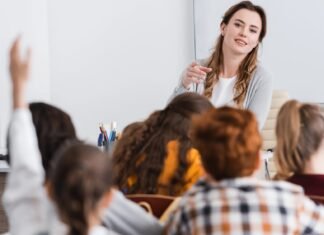 Средняя зарплата учителя – 14 100 грн, а справедливой педагоги считают втрое больше