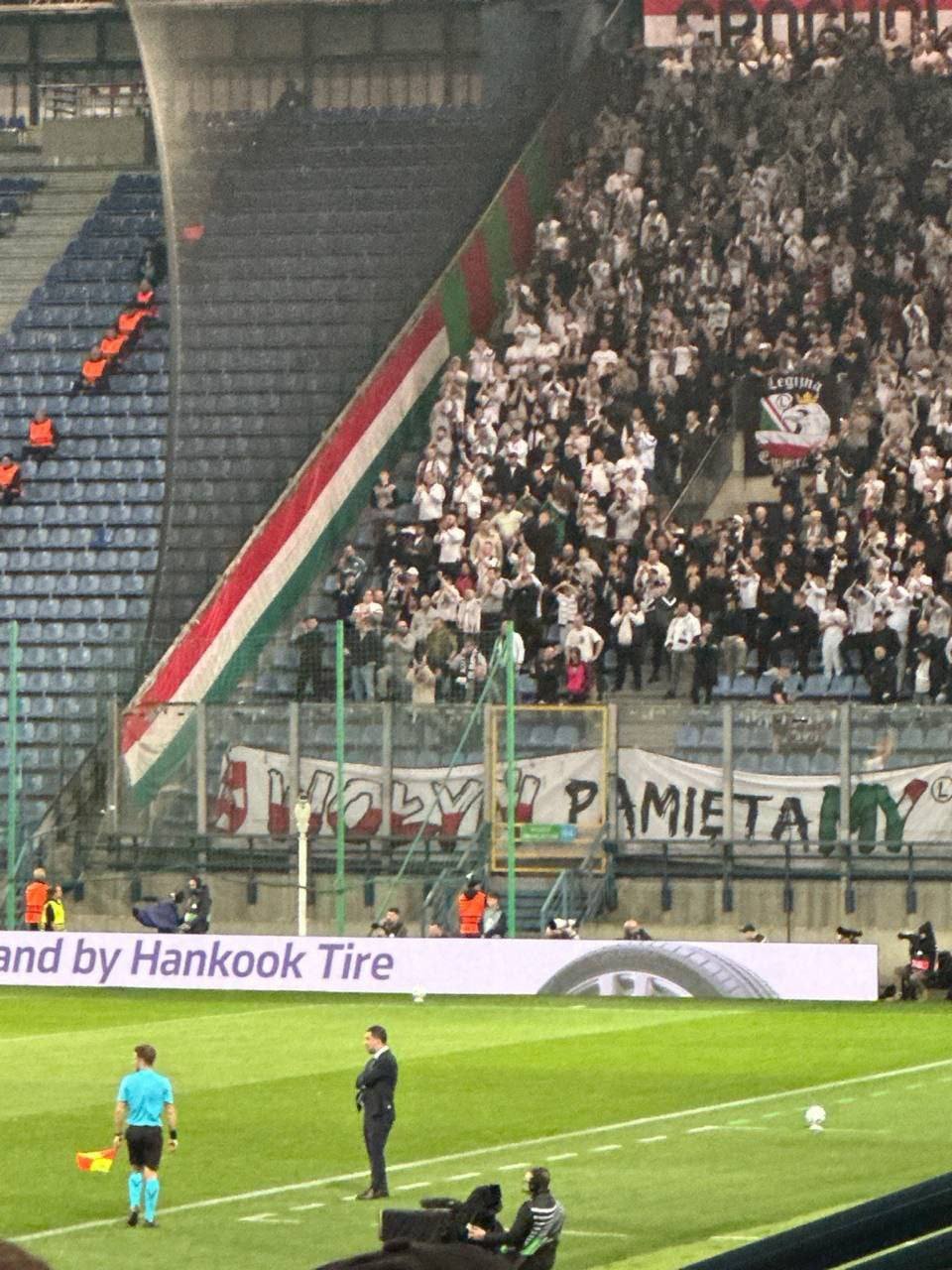 Лозунги о Львове, Бандере и Волыни: на матче «Шахтер» — «Легия» польские болельщики «дразнили» украинцев (фото)