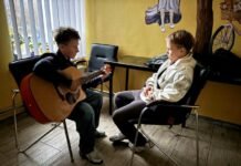 Дозвілля без світла: молодь у громаді на Чернігівщині вигадує способи розважитися без гаджетів