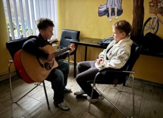 Дозвілля без світла: молодь у громаді на Чернігівщині вигадує способи розважитися без гаджетів