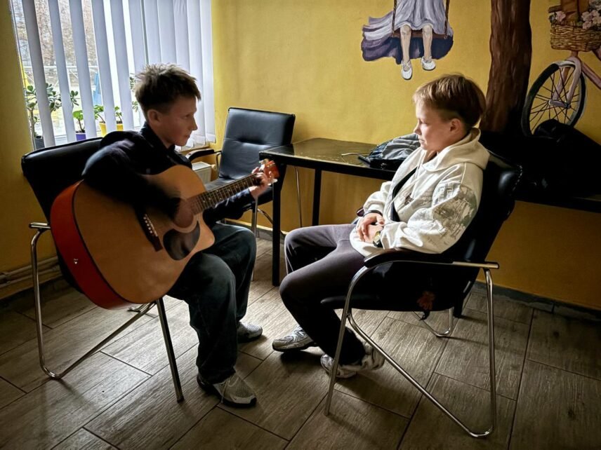 Дозвілля без світла: молодь у громаді на Чернігівщині вигадує способи розважитися без гаджетів