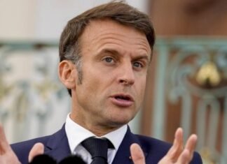 Рейтинг Макрона упал до рекордно низких 14% на фоне политического кризиса в стране — опрос