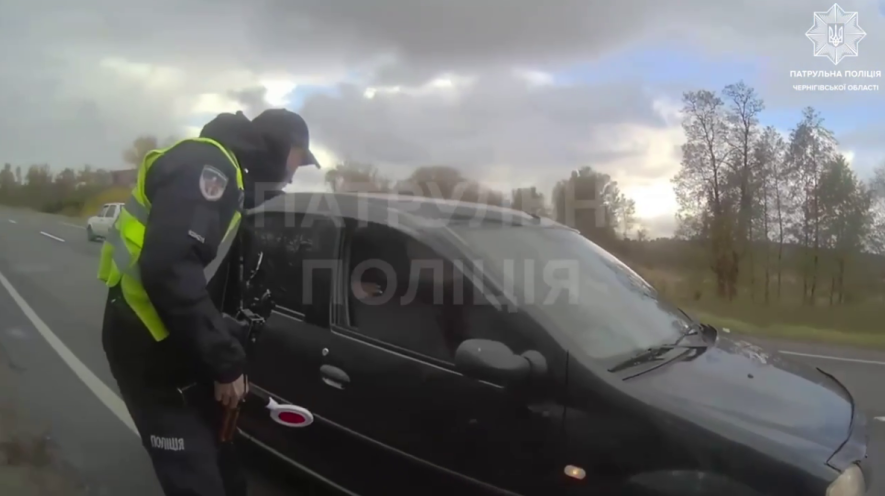 Чернігівські патрульні супроводили до лікарні 2-річного хлопчика, який проковтнув монету