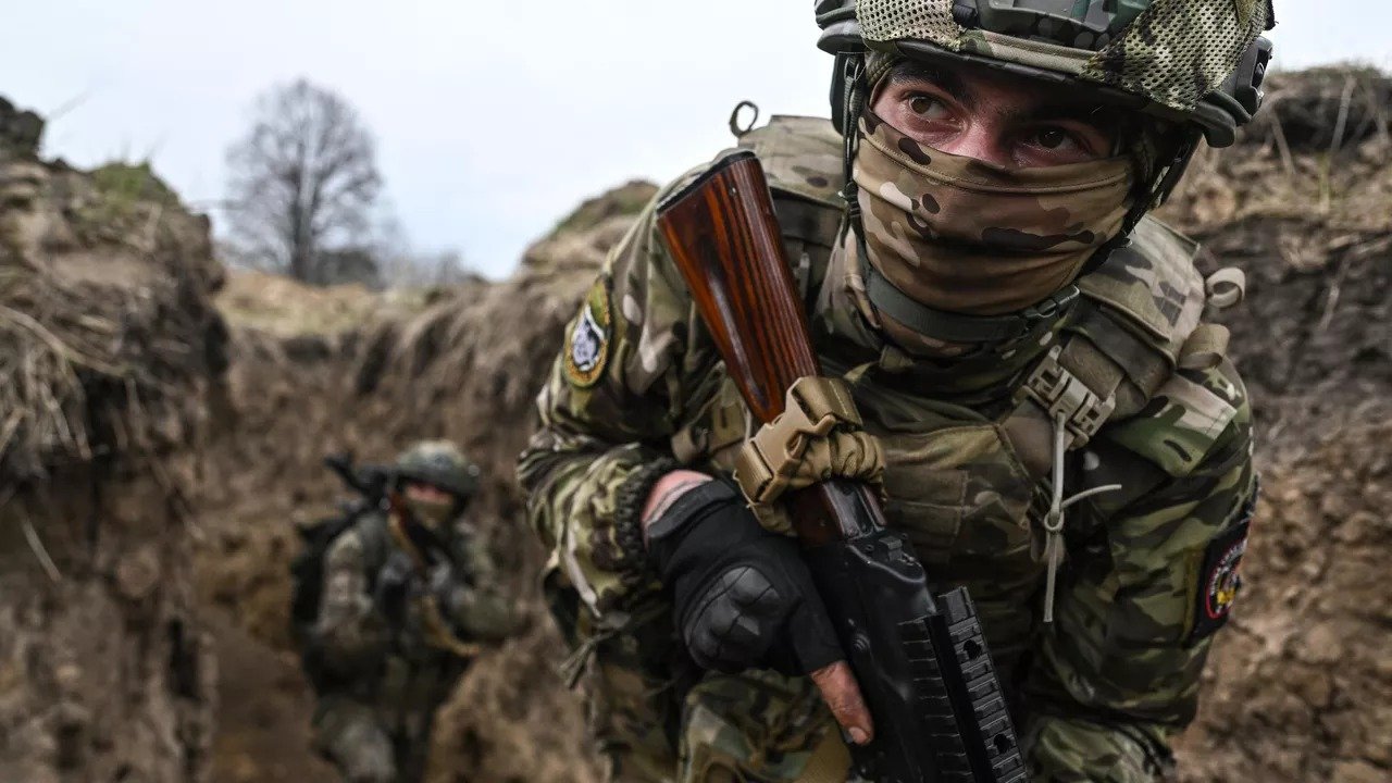 «Враг выполняет быстрые маневры»: ВС РФ пытаются хитростью взять Покровск в кольцо, — Сырский