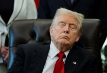 Дональд Трамп потрапив у скандал через те, що нібито заснув під час офіційного заходу