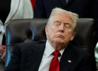 Дональд Трамп потрапив у скандал через те, що нібито заснув під час офіційного заходу