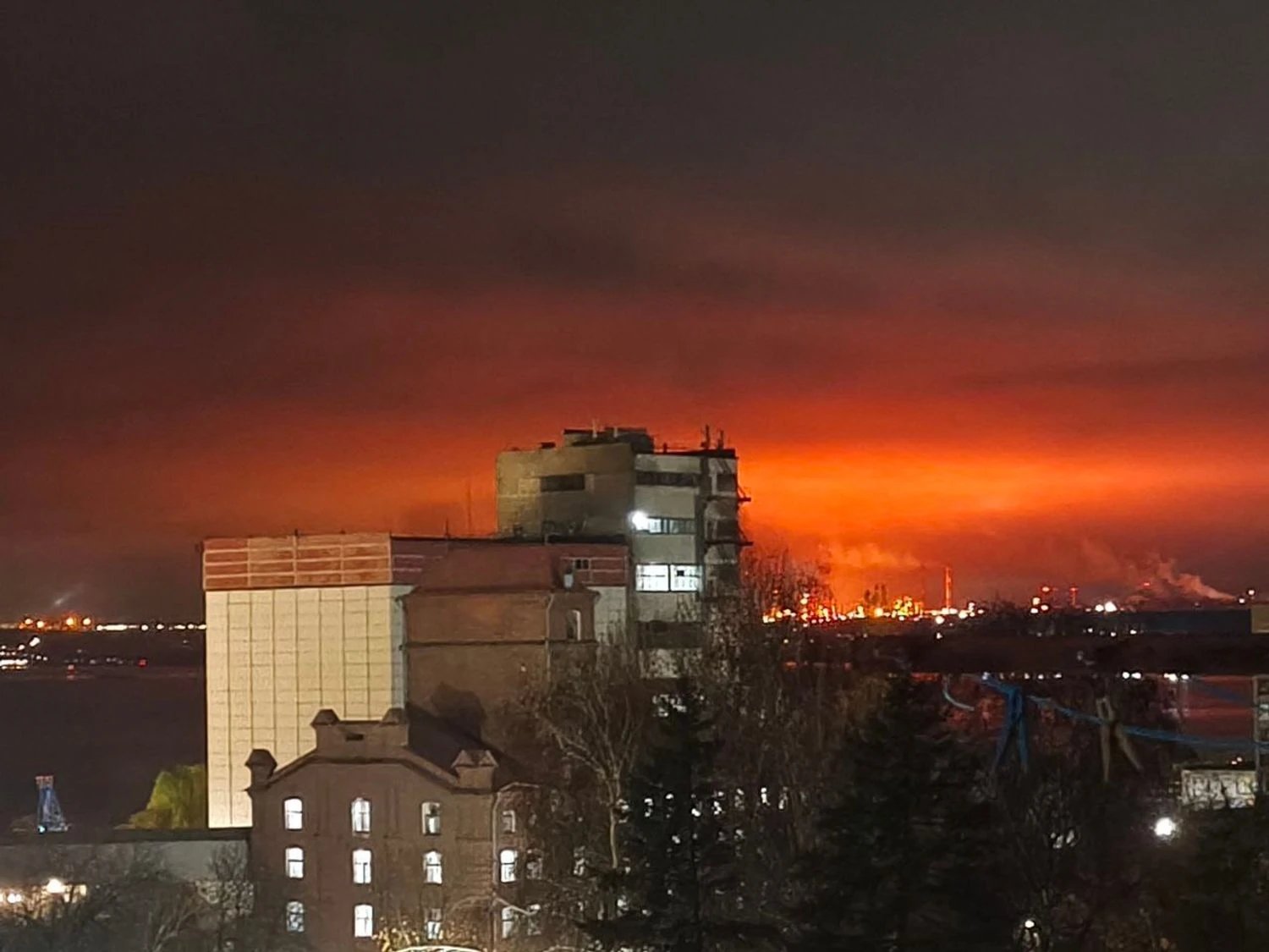 Невідомі дрони атакували нафтопереробний завод у російському саратові — ЗМІ