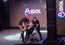 У рф перший людиноподібний робот упав на презентації: його прикрили від глядачів