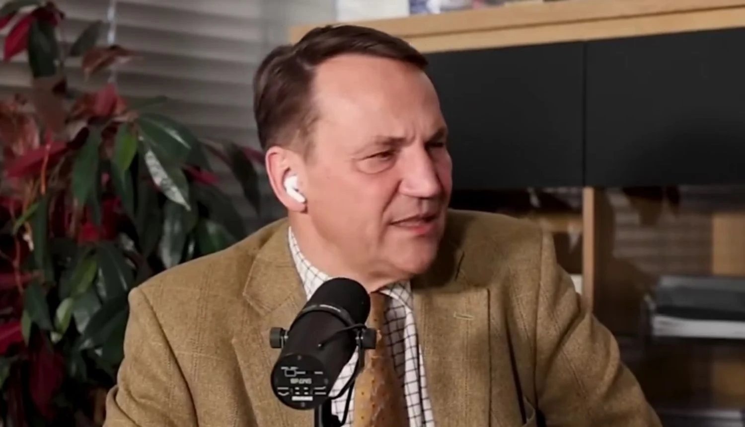 Україна готова воювати ще три роки, але путін не зможе стільки витримати — Сікорський