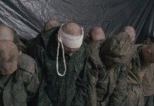 Українські військові показали захоплення у полон 21 російського окупанта на Донеччині