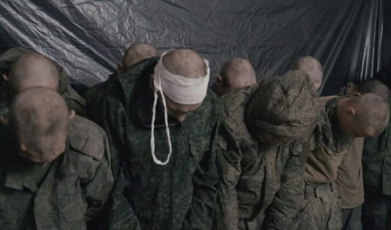 Українські військові показали захоплення у полон 21 російського окупанта на Донеччині