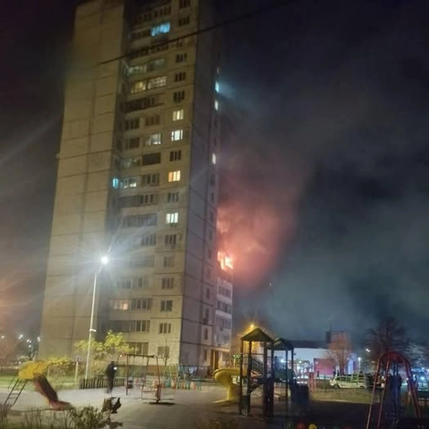 У будинку на Троєщині, куди 14 листопада влучив "шахед", жили колишні працівники ЧАЕС та їхні родини