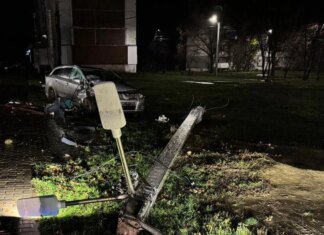 ДТП у Харкові: водій Toyota Avensis в'їхав в електроопору, травмувавши трьох підлітків