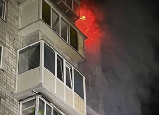 Ракетний удар по Вишгороду: рятувальники оприлюднили кадри пожежі в багатоповерхівці