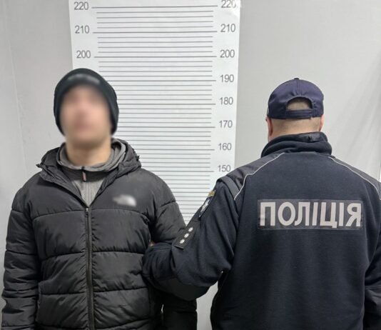 На Чернігівщині затримали 18-річного хлопця за підозрою у зґвалтуванні 13-річної дівчинки