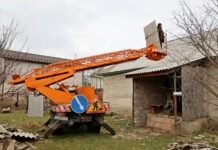 У Чернігові тривають роботи на місці падіння БпЛА: ремонтують дахи та допомагають мешканцям