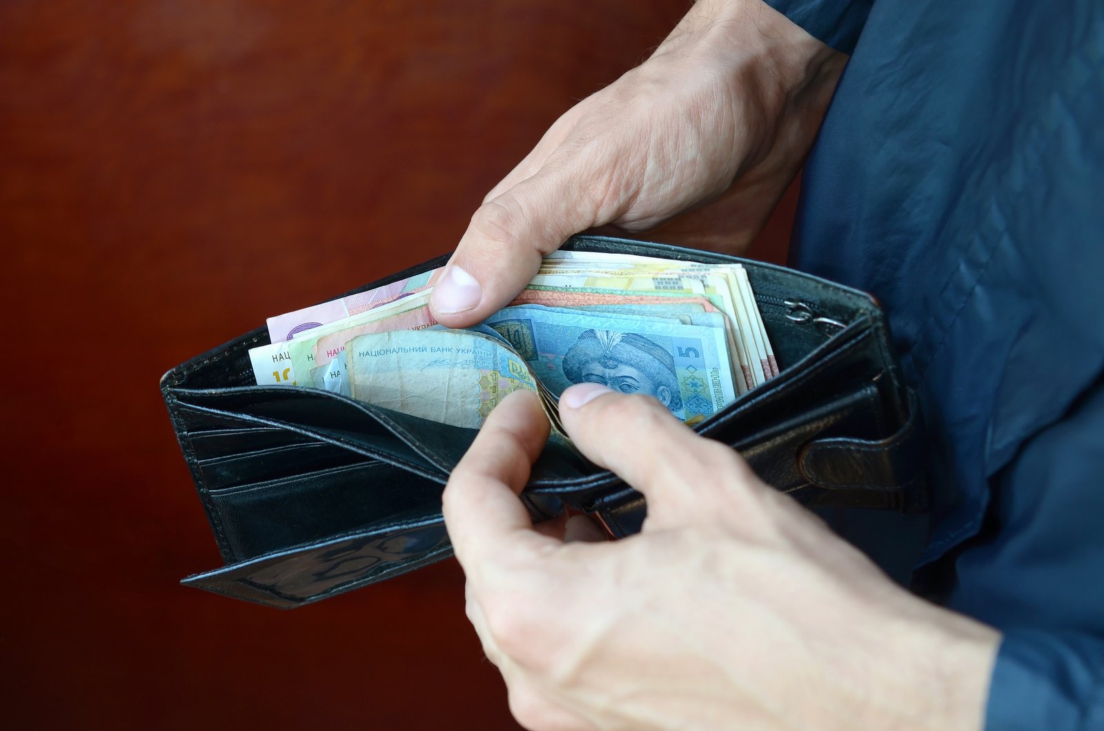 Зарплаты в розничной торговле выросли на треть за год: сколько платят в разных сетях