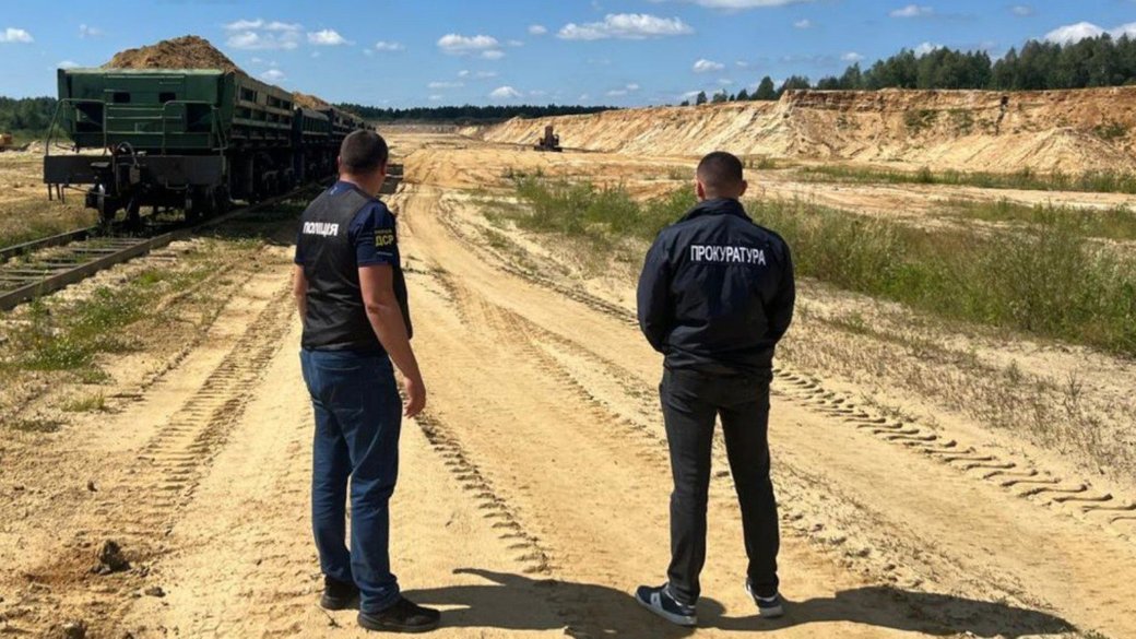 Руководителя волынского карьера обвинили в присвоении песка почти на 6 млн грн