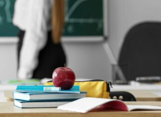 Профсоюз заявил об угрозе увольнения 70 000 учителей. В Раде отрицают