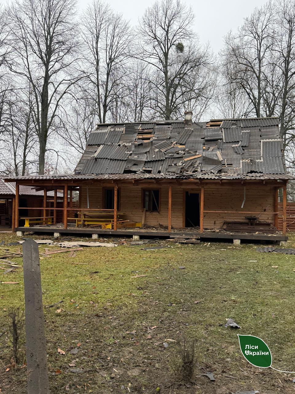 На Чернігівщині внаслідок обстрілу пошкоджено мисливський будиночок лісництва