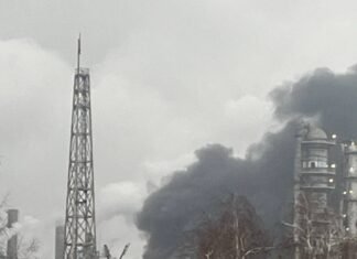 В российском Нижнекамске неожиданно загорелся завод нефтехимической промышленности (видео)