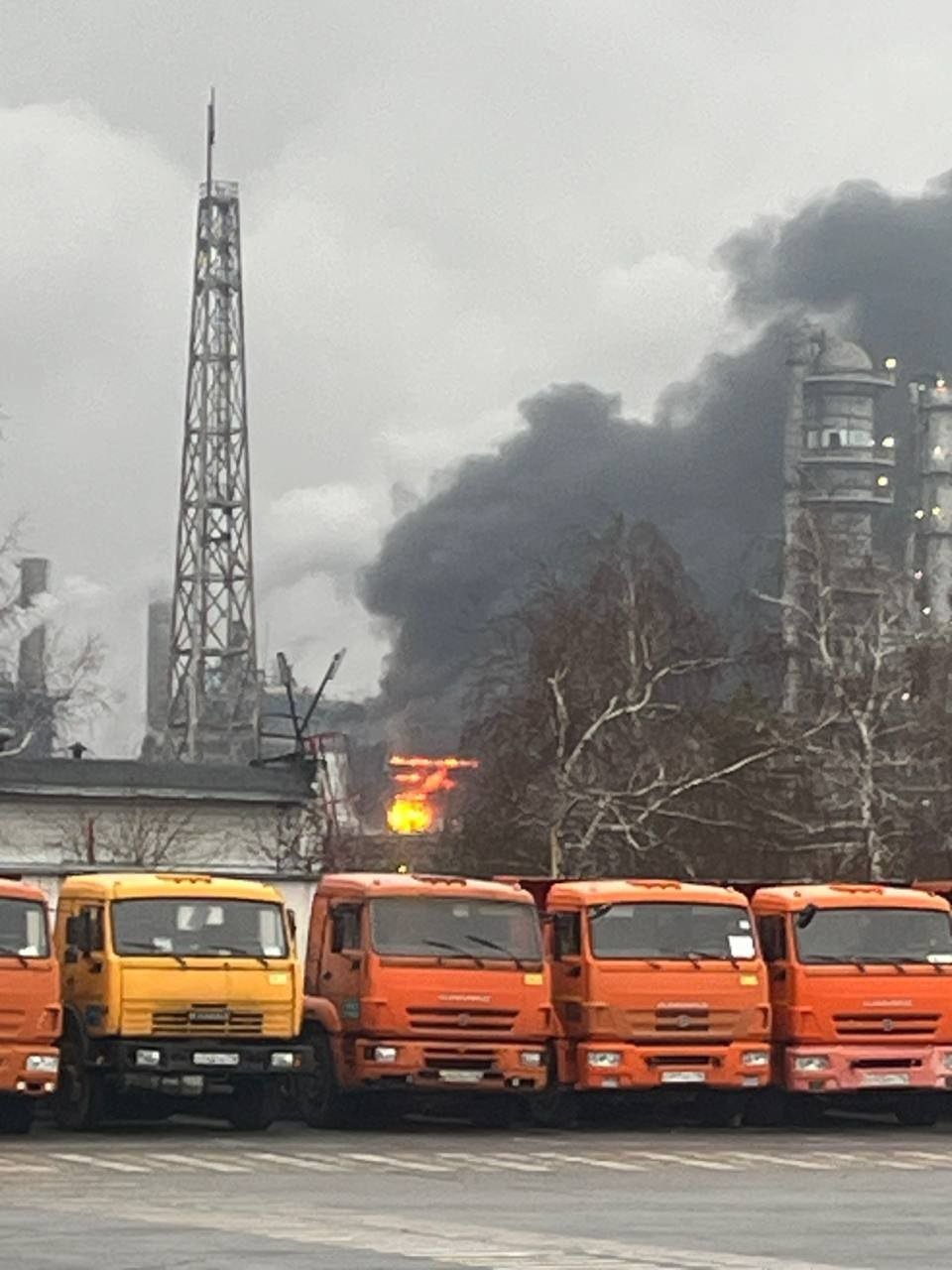 В российском Нижнекамске неожиданно загорелся завод нефтехимической промышленности (видео)