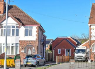 Женщину заставили снести дом, который она построила для дочери: что стало причиной