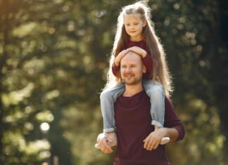 Папу-одиночку с четырьмя дочерьми высмеивают на улице: он назвал неожиданную причину (фото)