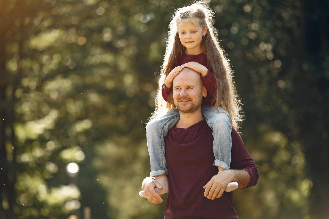 Папу-одиночку с четырьмя дочерьми высмеивают на улице: он назвал неожиданную причину (фото)