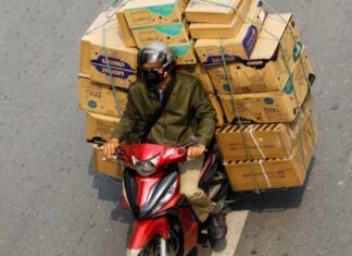 Курьер инсценировал ограбление: парень сам похитил десятки смартфонов, среди них новые iPhone 17