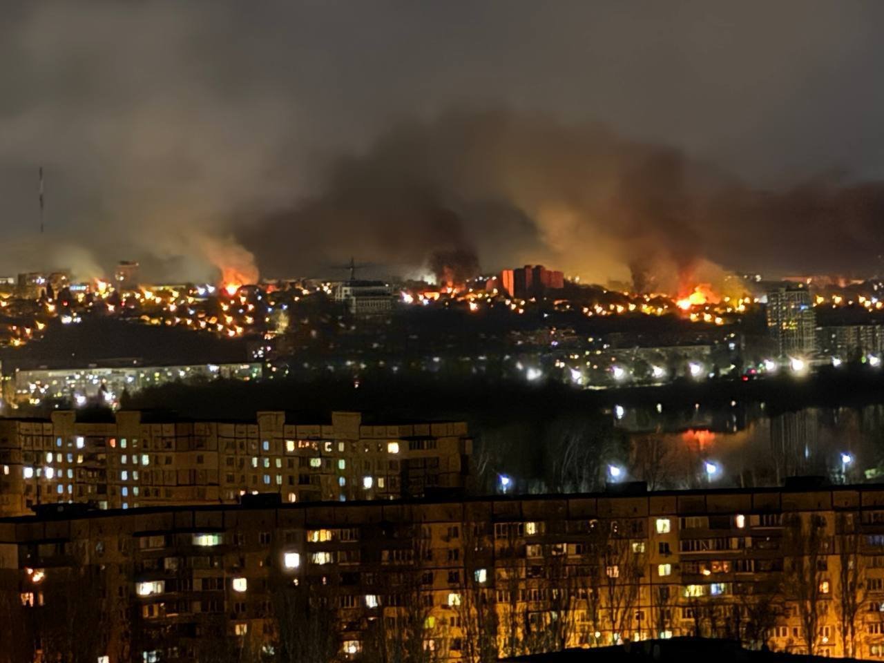 РФ бьет по Днепру «шахедами»: дрон взорвался рядом с жилым кварталом (видео)