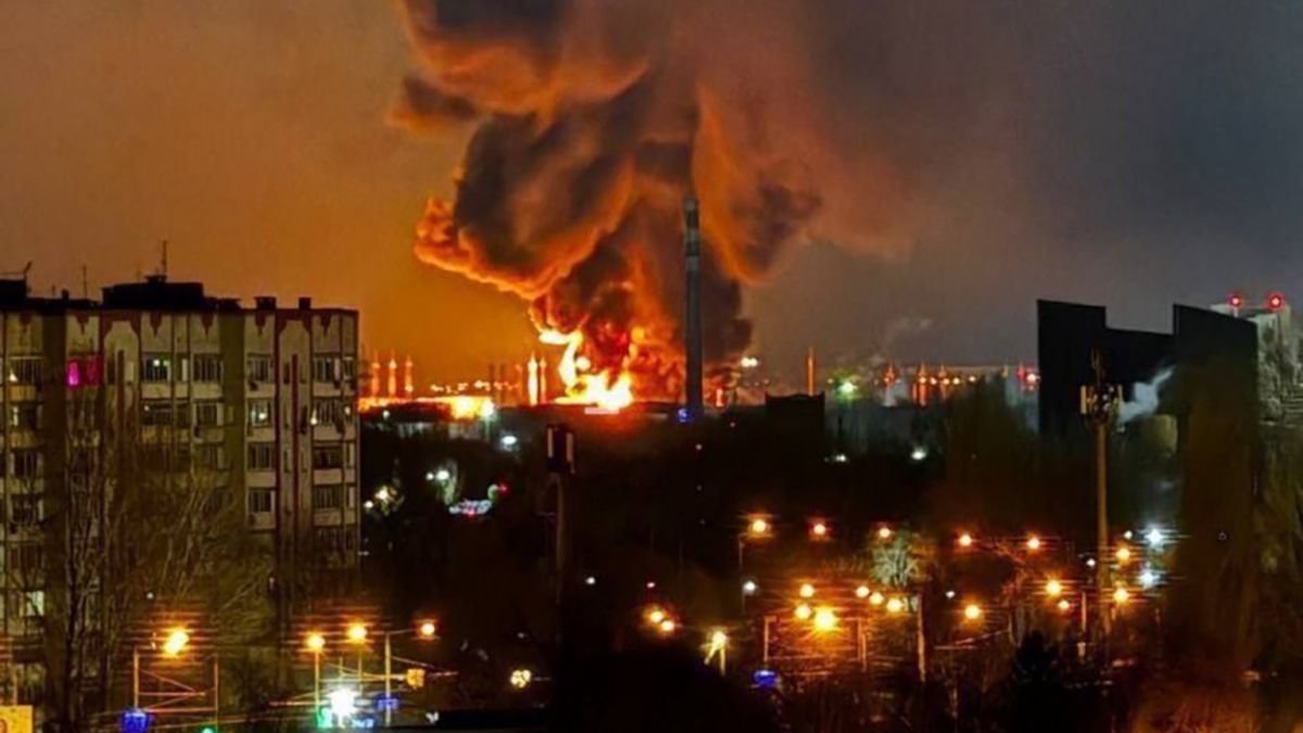 «Вспышка с права»: в Крыму атакована местная нефтебаза, взрывается в Севастополе, — соцсети (видео)