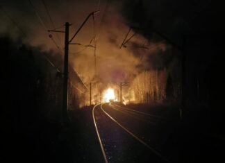Зарево видно за километры: в Свердловской области РФ внезапно загорелся поезд с мазутом (видео)