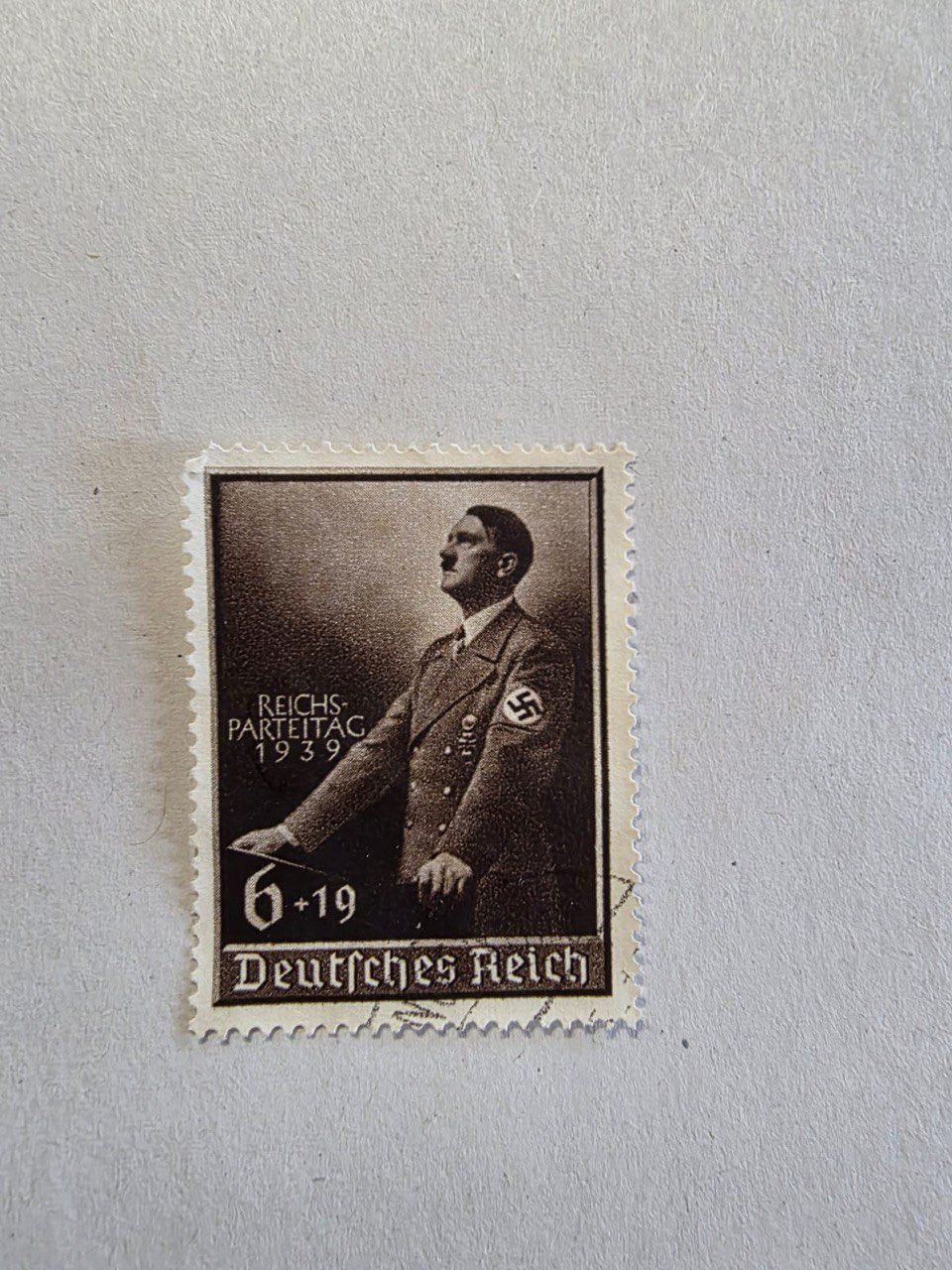 Изображение Гитлера и свастика: в Украину из Польши хотели ввезти 14 тысяч марок с нацистской символикой