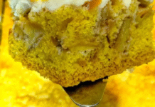 Суботній рецепт: яблучний пиріг із ніжним сметанним кремом