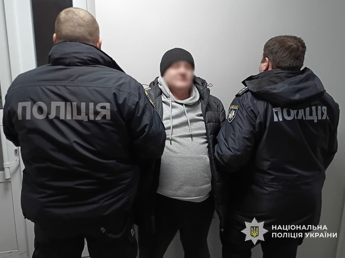 У Чернігові чоловік погрожував гранатою колишній дружині та дитині