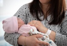 У породіллі з Рівного соцслужби забрали немовля на тлі жахливих умов проживання: щодо жінки відкрили провадження