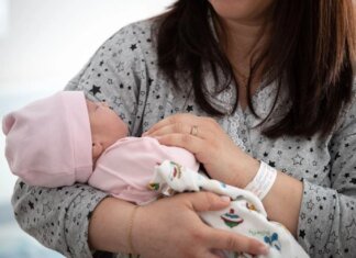 У породіллі з Рівного соцслужби забрали немовля на тлі жахливих умов проживання: щодо жінки відкрили провадження