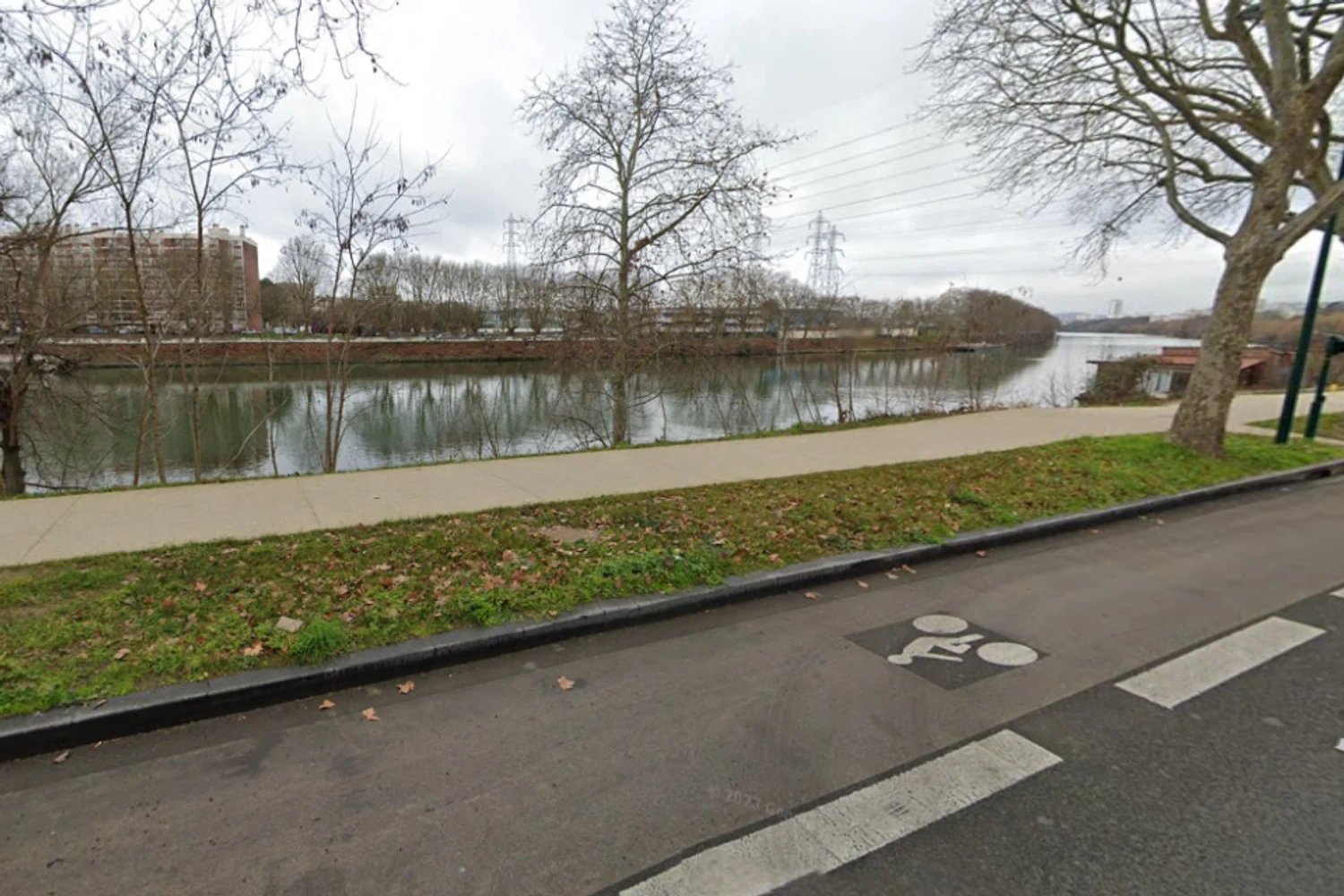 У Франції автомобіль з людьми впав у Сену: загинули чоловік і жінка