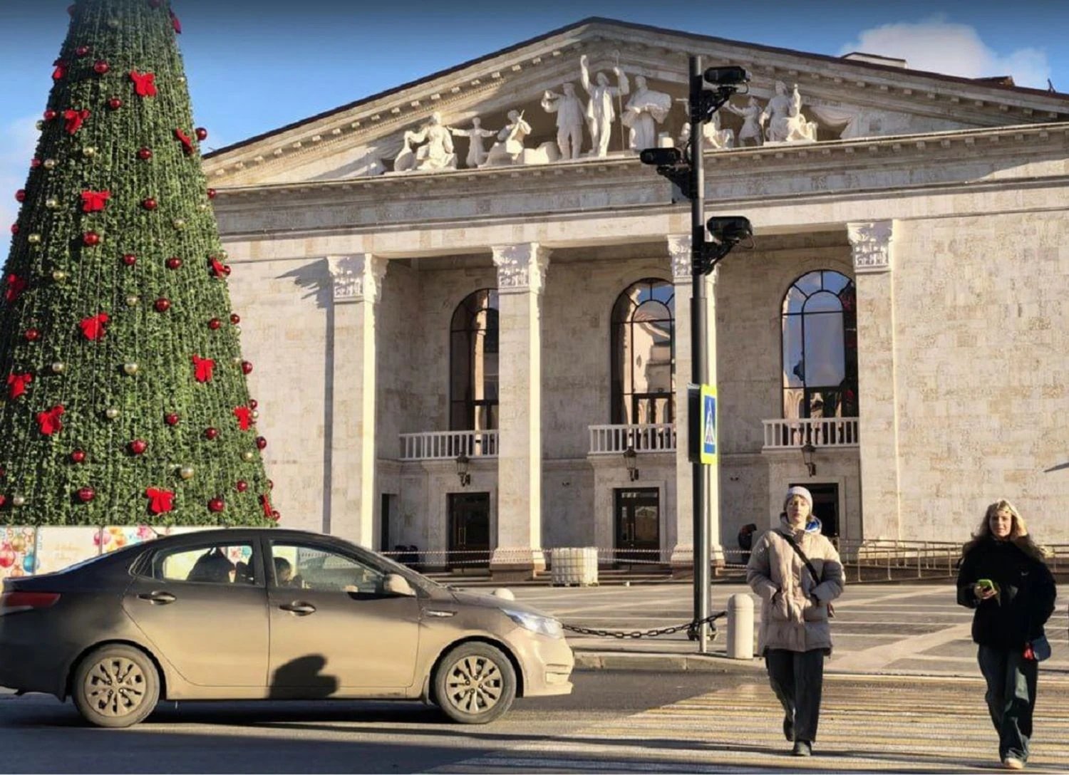 Окупанти перетворили театр у Маріуполі на об’єкт пропаганди — ЦПД