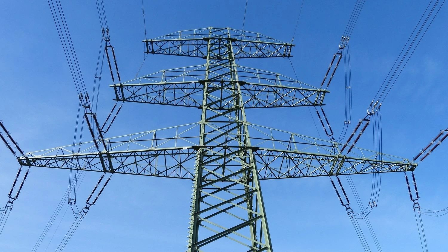 Російські атаки залишили без світла жителів у 5 областях, графіки відключень майже у всіх регіонах — Міненерго