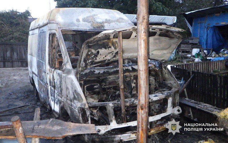 На Чернігівщині судитимуть чоловіка, який через ревнощі підпалив авто знайомого