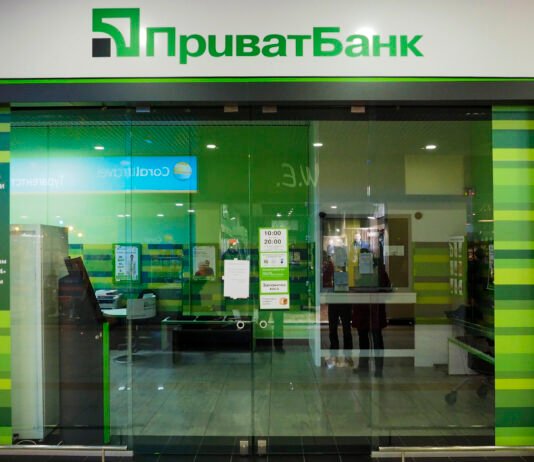 После скандала с картой ПриватБанк открыл круглосуточную горячую линию для ветеранов