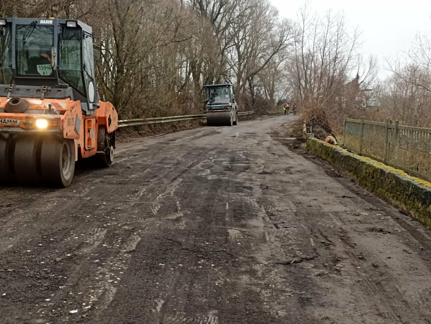 У Блистові на Чернігівщині відремонтували міст, у Семенівці засипали ями