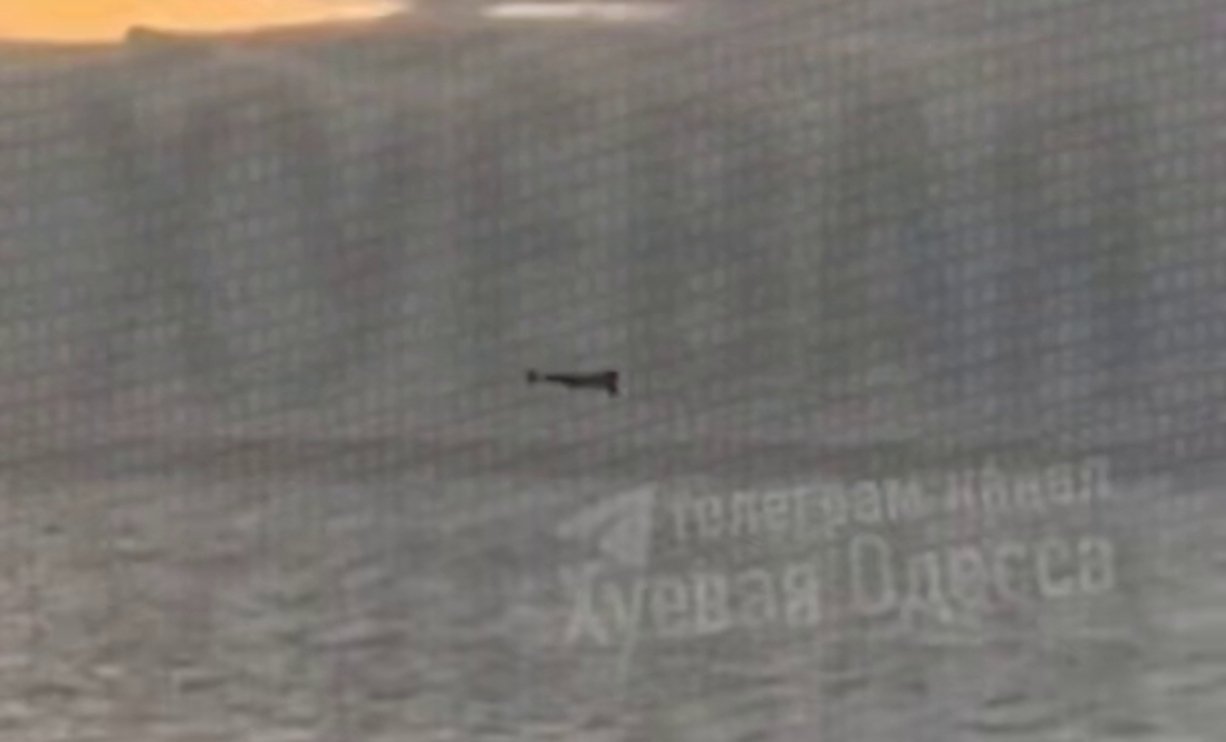 «Шахед» во время удара по Одессе потерял управление и «прыгнул» в море (видео)